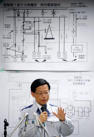 DAGLIG RAPPORT: Avdelingsdirekt�r i NISA (Nuclear and Industrial Safety Agency) Hidehiko Nishiyama avlegger en daglig rapport om situasjonen p� Fukushima Daiichi. Foto: EPA/FRANCK ROBICHON