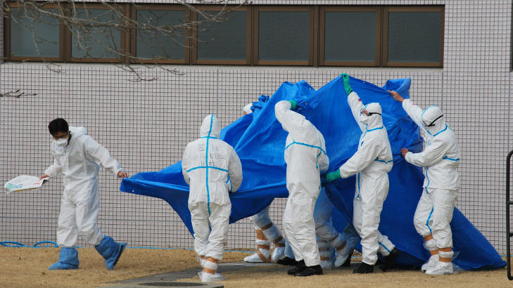 DEKKER TIL: Pasienter som har blitt utsatt for sterk radioaktivstr�ling dekkes til ved kraftverket Fukushima. Foto: AFP PHOTO / JIJI PRESS