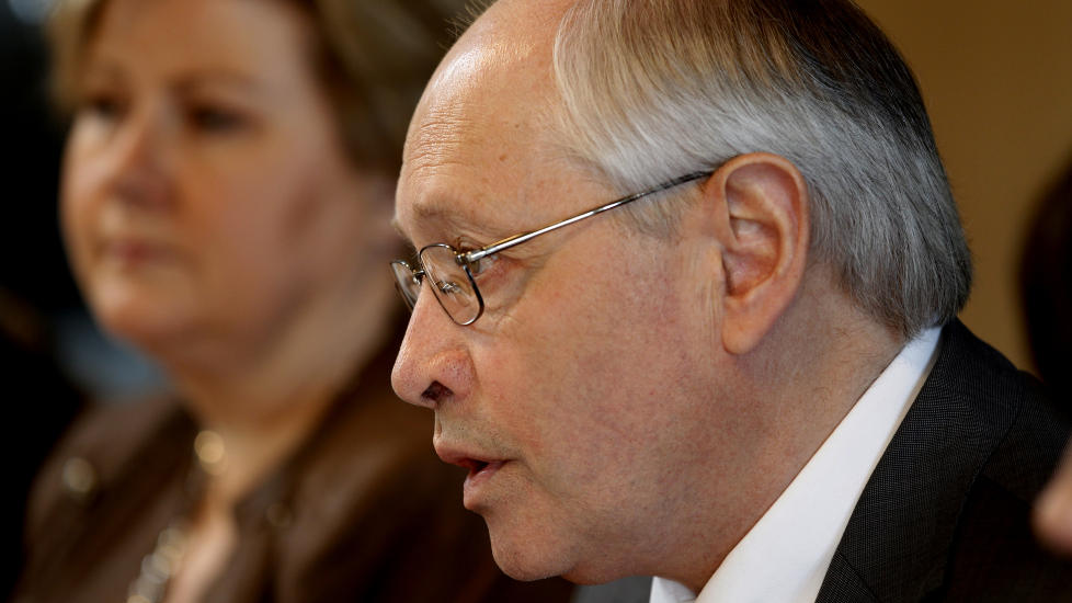 AVTALE: - Personvernet kan ikke trumfe alle hensyn, sa Martin Kolberg i Arbeiderpartiet da avtalen med H�yre om innf�ring av Datalagringsdirektivet ble presentert i dag. I bakgrunnen H�yres Erna Solberg. Foto: SCANPIX