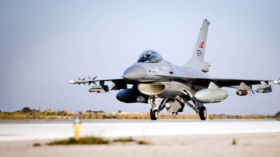 DE NORSKE: Ogs� norske jagerfly deltar i angrepene i Libya. Fredag droppet to noprske fly bomber over landet. Her takser et av F-16-flyene inn p� Souda Air Base p� Kreta etter endt tokt. Flyet p� bildet slapp en bombe, som tidligere hang under den venstre vingen. Bomben under h�yre vinge henger fortsatt p� flyet. Foto: LARS MAGNE HOVTUN, FORSVARET