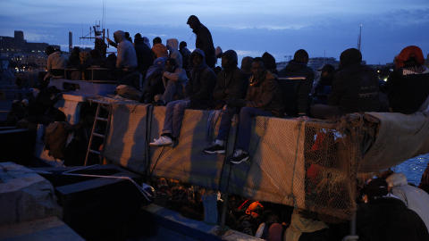 STOR GRUPPE: Gruppen med flykninger var den st�rste som har kommet til Malta p� over 10 �r.
Foto: REUTERS/Darrin Zammit Lupi
