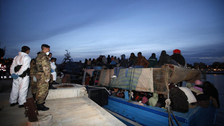 OVER 500: Over 500 afrikanske flyktinger kom mandag kveld til Valetta fra Libya i to b�ter. 
Foto: REUTERS/Darrin Zammit Lupi