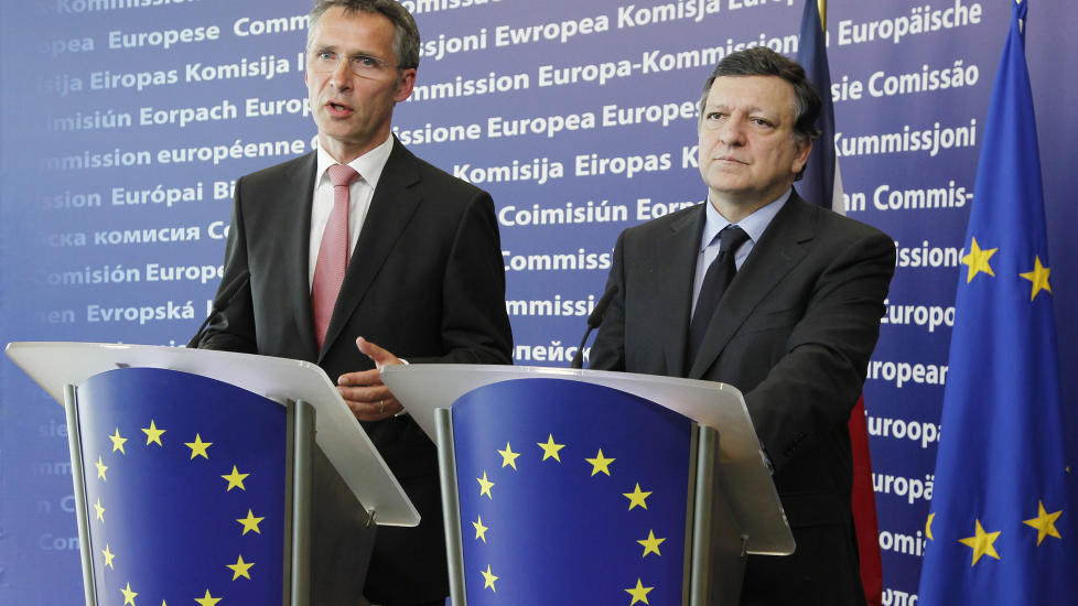 FLINKEST I KLASSEN: Her m�ter statsminister Jens Stoltenberg med EU-kommisjonens president Jose Manuel Barroso. Foto: Thierry Roge/REUTERS