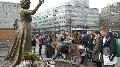 STORT ENGASJEMENT:
Folk fortsatte � str�mme til statuen av Wenche Foss utenfor Nationalteateret i dag.
Foto: Berit Roald / Scanpix