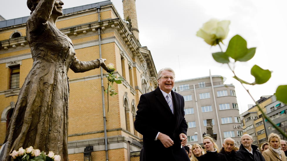 SNAKKET OM MORA:
- Den hadde ikke mor likt, sa Fabian Stang og fjernet et vannhylster p� en rose som hang p� statuen av hans avd�de mor, Wenche Foss. Stang var til stede da ansatte ved Nationaltheatret var samlet til minnemarkering til �re for Wenche Foss.
Foto: Tore Meek / Scanpix