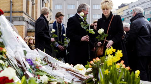 LA NED BLOMSTER:Familien med Fabian Stang og barnebarna Fabian Emil og Christian August la ned hver sin rose etter at skuespillerne fra Nationaltheatret hadde lagt ned hver sin. Foto: Tore Meek / Scanpix.