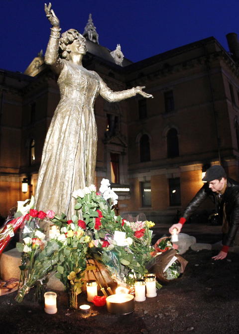 HYLLES: Folk har str�mmet til Wenche Foss-statuen etter at skuespilleren d�de i g�r.
Foto: Cornelius Poppe / SCANPIX