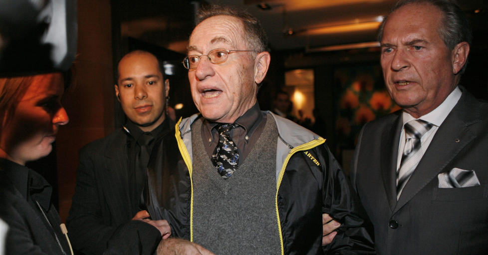 FORN�RMET: Den anerkjente advokaten, forfatteren og jusprofessoren, Alan Dershowitz (i midten), sier at det var en forn�rmelse b�de overfor ham selv, Harvard og de norske studentene, at tre norske universiteter ikke �nsket hans forelesninger. Dette bildet er fra et m�te han deltok p� i Sveits i 2009. Foto: Anja Niedringhaus/ Scanpix