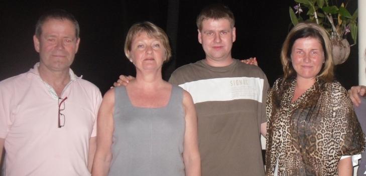 I THAILAND: Familien Roalds� forteller at det har regnet s� mye p� �ya Kos Samui i Thailand de siste dagene at flere hus har falt sammen, og enkelte veier gitt etter. Fra venstre: Kenneth Roalds�, Solfrid Roalds�, Espen Roalds�, Stine Roalds�.