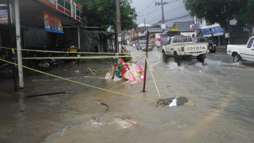OVERSV�MMELSER: Veiene p� Koh Samui p� Thailand er blitt omgjort til sm� elver. Alle foto: Privat/Dagbladets tipser