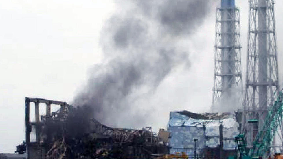 �DELAGT REAKTOR: Svart r�yk stiger fra reaktor nummmer tre ved Fukushima. Foto: AFP PHOTO / HO / TEPCO