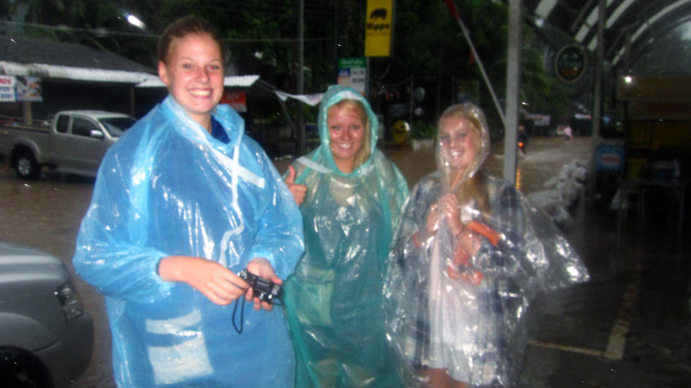 VED GODT MOT: Rebecka Dahl, Annette Sveen Halvorsen og Maiken Thron�s venter p� � komme seg bort fra de sv�rt kaotiske tilstandene p� Koh Tao. Foto: Privat