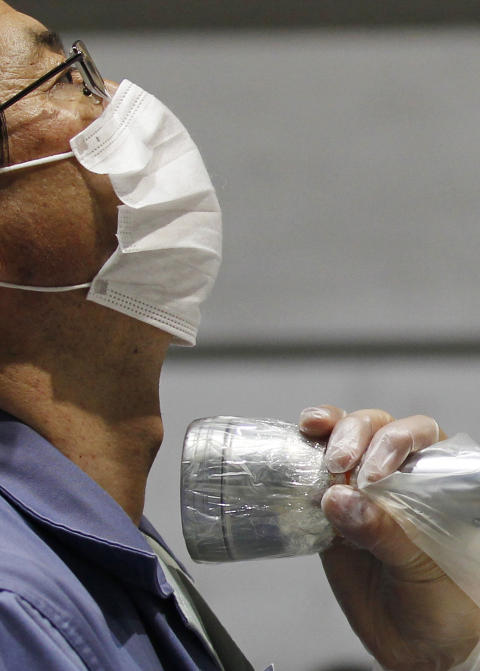 EVAKUERT: En evakuert mann testes for radioaktiv str�ling. Over 40 personer nekter fortsatt � forlate evekueringssonen p� 20 kilometer rundt kraftanlegget Fukushima Daiichi. Foto: REUTERS/Kim Kyung-Hoon
