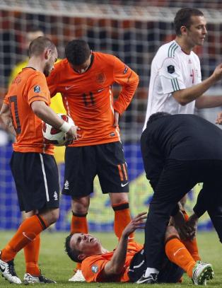 Van Persie ut med skade da Nederland scoret fem