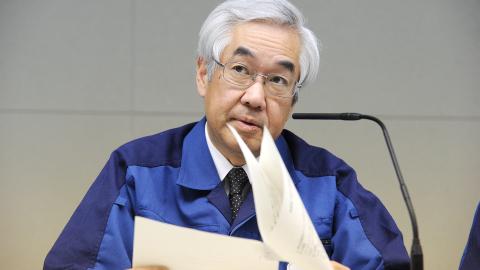 SVARER P� SP�RSM�L: Visepresident i TEPCO, som eier atomkraftverket svarer p� sp�rsm�l fra pressen i firmaets hovedkontor i Tokyo. Foto: EPA/EVERETT KENNEDY BROWN
