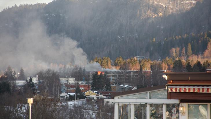 BRANN: Det brenner i en boligblokk i B�rum. Politi og brannvesen skal v�re til stedet.Foto: Thore-Erik Thoresen