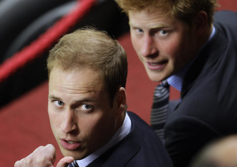 DRAKK UT BROREN: Det gikk overraskende stille for seg da prins Harry arrangerte utdrikkingslag for broren, prins William, i helga. Foto: Roberto Candia/AP/Scanpix