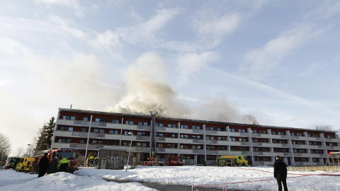 EVAKUERT: Alle beboere skal n� v�re evakuert etter brannen. To er sendt til legevakten for en helsesjekk. Foto: H�kon Mosvold Larsen / Scanpix