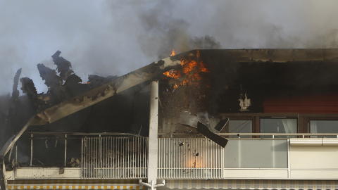 SPREDTE SEG: Det skal ha begynt � brenne i fjerde etasje i boligblokka, men brannen skal ha spredd seg til flere etasjer og til taket. Brannmannskapene har kontroll med brannen. Foto: H�kon Mosvold Larsen / Scanpix