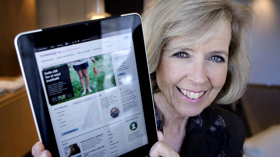 SAMLER HELSEHVERDAGEN: Helse og omsorgsminister Anne-Grete Str�m-Erichsen viser frem hvordan den nye helseportalen p� nett vil se ut. &mdash;Det er viktig at man f�r samlet opplysninger om alle rettigheter man har som pasient, men ogs� at man f�r oversikt over det dagligdagse som hvor mye man har lagt ut i egenandel, sier hun. Foto: ERLING H�GELAND/Dagbladet