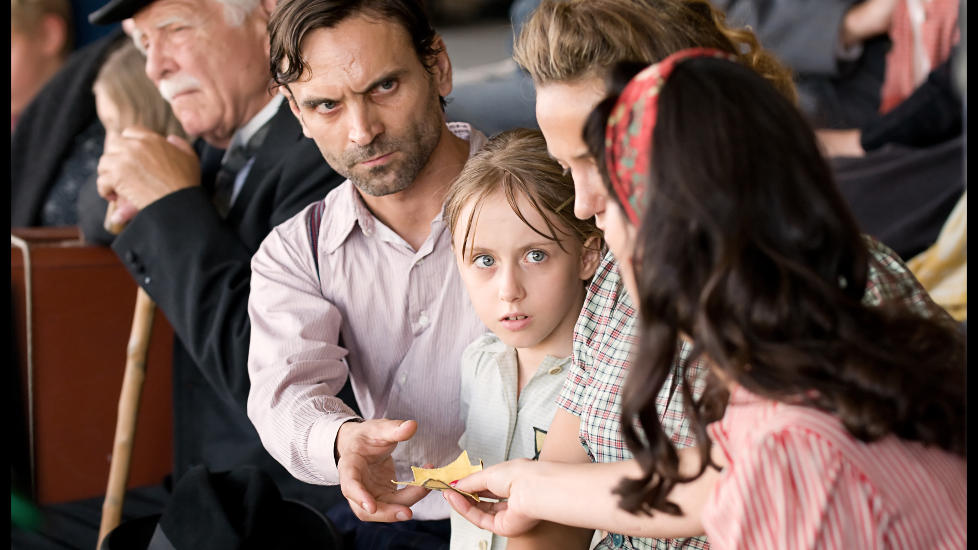 GRATIS TYNGDE: Klart det gj�r inntrykk � se j�diske barn og foreldre brutalt skilles ad. Men �Saras n�kkel� prioriterer indignasjonen og tar for lett p� troverdigheten.