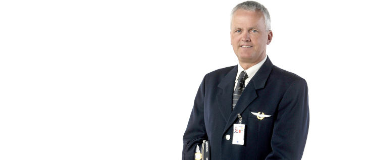 FLYEKSPERT: Knut Berger er flykaptein i flyselskapet SAS. Har jobbet som pilot siden 1986, og v�rt i SAS i ni �r. Berger kan svare p� sp�rsm�l om alt som har med flyreisen � gj�re: Fra spesifikke flytekniske sp�rsm�l, til r�d og tips til dem som er redde eller bekymret for � fly.  Foto: HANS ARNE VEDLOG
