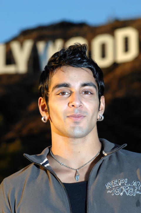 IMPONERT: Danseren Adil Khan mener Tord kan bli verdens r�este popper hvis han ikke gir seg med dansinga. 

Foto: Magnus Sundholm