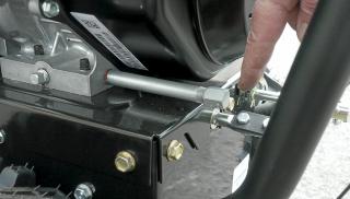 OLJESKIFT: Dette r�ret stikker ut bak motoren p� de fleste sn�fresere. Her tapper du oljen. FOTO: �ivind Lie