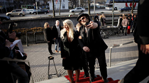 MED VI MENN-PIKE:  Fotograf og Ari Behn-venn Per Heimly tok med �rets Vi menn-pike 2010, Margrete Isabell L�vbrekke, til Rogaland. Hun gledet seg. Foto: Lars Eivind Bones