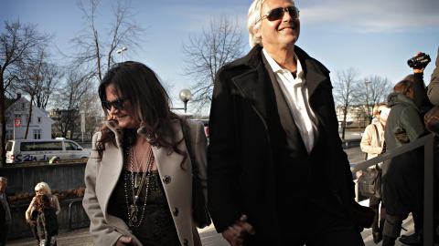 STOLTE FORELDRE:  Ari Behns foreldre, Olav Bj�rshol og Marianne Behn, gledet seg stort til forestillingen i g�r kveld. - Dette innfridde absolutt forventningene. Jeg har jobbet en del med teater selv, derfor er det ekstra g�y at Ari n� skriver for scenen, sier Marianne Behn. Foto: Lars Eivind Bones