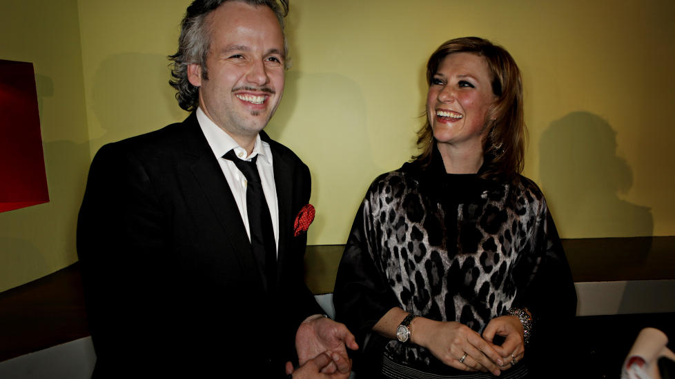Nerv�s prinsesse: Prinsesse M�rtha Louise ankom premieren i lys bukse og topp med dyreprint. Etter forestillingen innr�mmet hun at hun var nerv�s f�r teppet gikk opp, men var veldig stolt av Ari Behn. - Jeg synes skuespillerne gjorde en veldig god jobb, og det har v�rt spennende � f�lge prosessen, sier prinsessen. 
Foto: Lars Eivind Bones