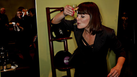  KLAR FOR FEST:  Skuespiller Kikki Stormo koste seg med champagne etter premieren i g�r.  Foto: Lars Eivind Bones