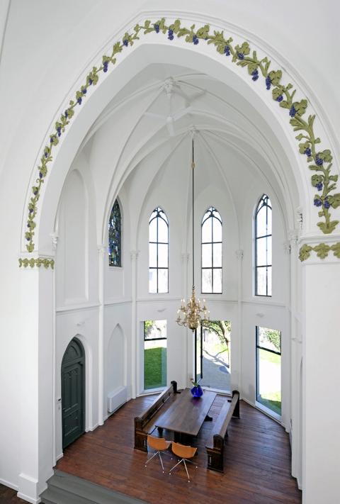 H�YTID OG M�LTID: Arkitektene har benyttet gamle kirkebenker som sitteplasser rundt spisebordet. FOTO: Frank Hanswijk