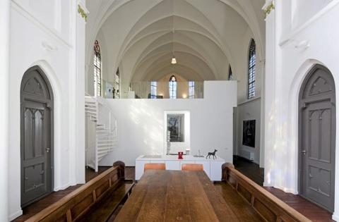 VANN OG VIN: Det kan dekkes til mange ved langbordet. FOTO: Frank Hanswijk