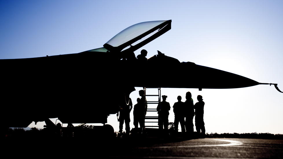 Slagkraft: Et norsk F-16 jagerfly har akkurat returnert til Souda Air Base p� Kreta etter endt tokt over Libya. Det er grunn til � v�re kritisk til FN-sporet i norsk debatt, mener Minerva-redakt�ren. Foto: Lars Magne Hovtun/Forsvaret