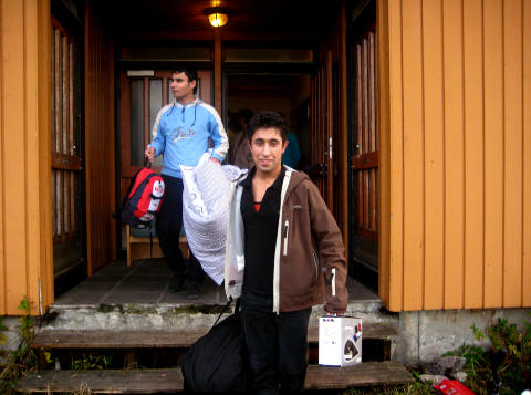 PÅ FLYTTEFOT: Rahim Rostami (19) flyttet fra asylmottaket på Senjehesten og hjem til vergen Frode Olsen. Olsen ser på Rostami som en sønn, og er redd for hva som kan skje med han i skrekkfengselet utenfor Teheran. Foto: Privat PÅ FLYTTEFOT: Rahim Rostami (19) flyttet fra asylmottaket på Senjehesten og hjem til vergen Frode Olsen. Olsen ser på Rostami som en sønn, og er redd for hva som kan skje med han i skrekkfengselet utenfor Teheran. Foto: Privat