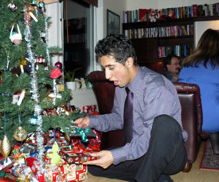 JULAFTEN: Rahim Rostami hos familien Olsen på Julaften 2009. Foto: Privat JULAFTEN: Rahim Rostami hos familien Olsen på Julaften 2009. Foto: Privat