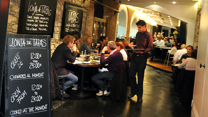 DET GODE LIV: Hos Lonja de Tapas Montcada, like ved Picasso-museet, med tapas, cava og gode venner. Foto: MARIANNE OTTERDAHL-JENSEN DET GODE LIV: Hos Lonja de Tapas Montcada, like ved Picasso-museet, med tapas, cava og gode venner. Foto: MARIANNE OTTERDAHL-JENSEN