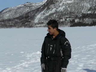 ISFISKETUR: Rahim Rostami på isfisketur med Frode Olsen og familien på Olaheimvannet på Senja i 2009. Foto: Privat ISFISKETUR: Rahim Rostami på isfisketur med Frode Olsen og familien på Olaheimvannet på Senja i 2009. Foto: Privat