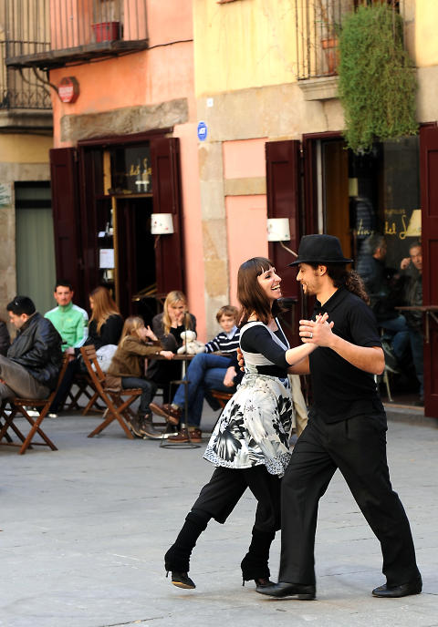 TANGO FOR TO: Gamlebyen i Barcelona er så flott at man bare må kaste seg ut i en tango. Foto: MARIANNE OTTERDAHL-JENSEN TANGO FOR TO: Gamlebyen i Barcelona er så flott at man bare må kaste seg ut i en tango. Foto: MARIANNE OTTERDAHL-JENSEN