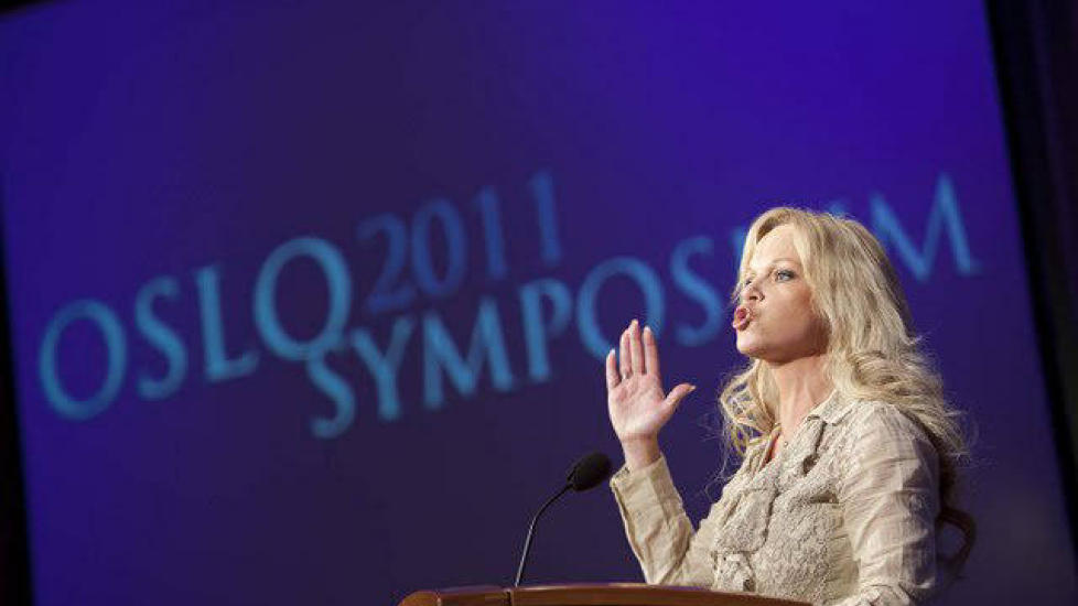 Sexfiksert: Hanne Nabintu Herland taler under den kristenkonservative samlingen Oslo Symposium. Hvem som fokuserer mest p� sex &mdash; LLH eller Herland og Nina Karin Monsen? sp�r forfatteren. Foto: Oslo Symposium