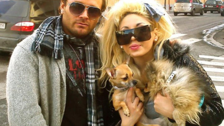 KJ�RESTER: Marika Saralotta Lejon og Daniel Stisen. Marika holder sin egen hund Carmelita og Tiamo, en hund Daniel pleier � passe p�. Carmelita er for �vrig bikkja som ble nappet p� trikken for en stund siden. Hun kom seinere til rette. Foto: Privat