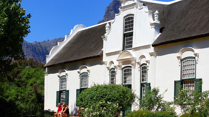 PIKNIKVENNLIG: Hovedhuset p� Boschendal Wine Estate i Franschhoek fra 1812 i den karakteristiske Cape Dutch-stilen. Foto: TONE VASSB�
