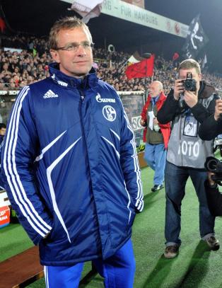 Schalke-kamp avbrutt da fans kastet �l p� linjemannen