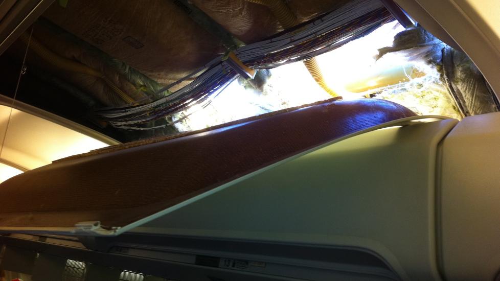 HULL I TAKET: En av passasjerene i flyet som fikk hull i skroget under flyvning tok dette bildet av taket i flyet. Flyet var av typen Boeing 737-300. Foto: Scanpix/AP Photo/Christine Ziegler