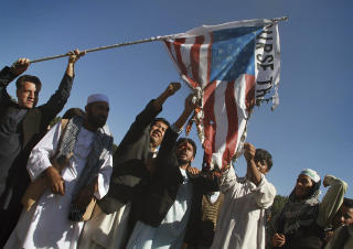 FLAGGBRENNINGEN: Innbyggere i Kabul svarte p� Koran-brenningen med � brenne det amerikanske flagget i g�r. Foto: AP Photo/Scanpix