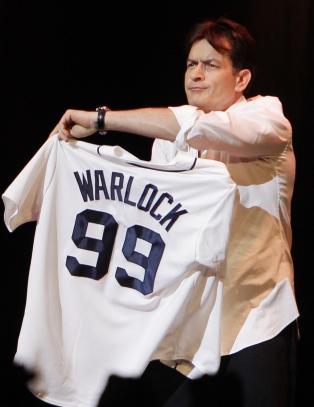 Charlie Sheen buet ut under show-premiere