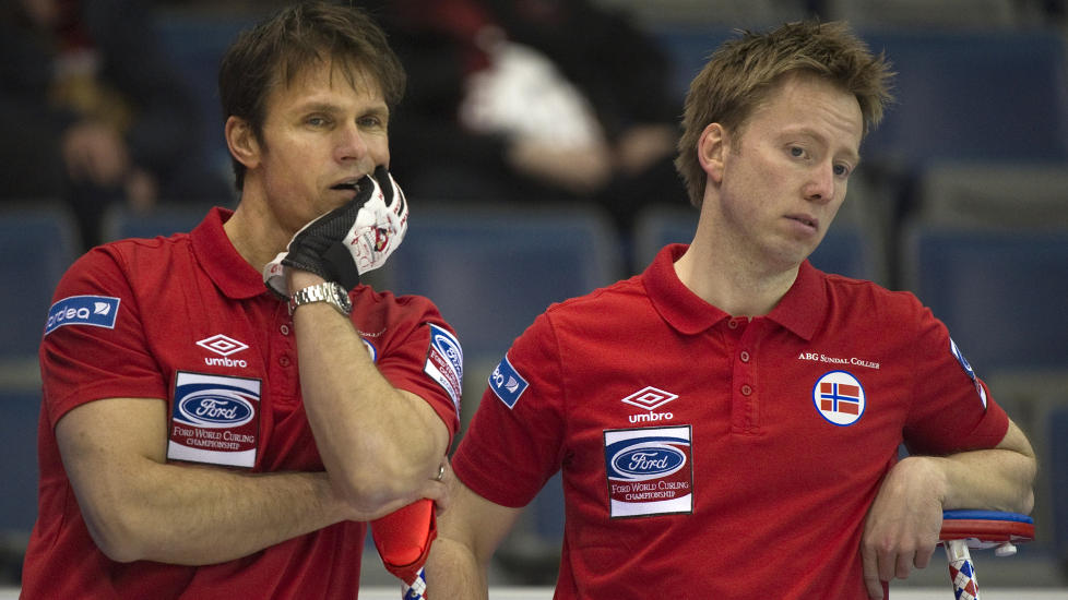S� STYGT UT: En bekymret skip Thomas Ulsrud og Torger Nergard startet fryktelig mot S�r-Korea, men de norske gutta v�knet til slutt.Foto: SCANPIX/REUTERS/Andy Clark
