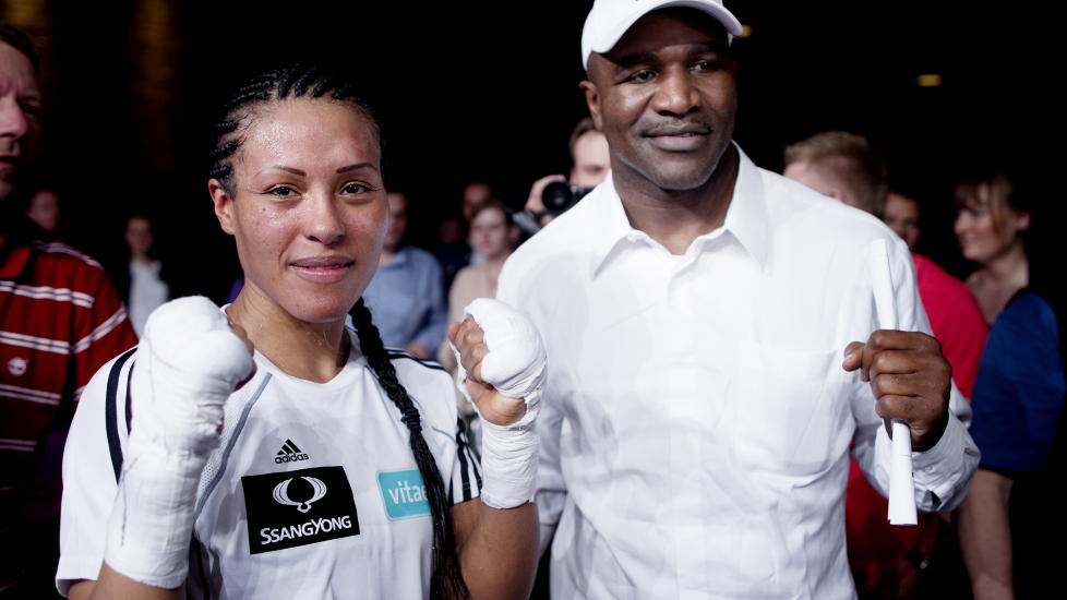 GODE R�D: Cecilia Br�khus m�tte bokselegenden Evander Holyfield etter at hun vant tittelkampen i g�r kveld i byen Herning i Danmark.
Foto: Kyrre Lien / Scanpix