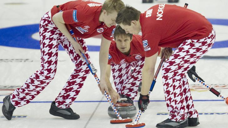 VRAKET? Norge spilte i r�dhvite bukser tidligerei VM. Foto: AP/The Canadian Press, Jonathan Hayward